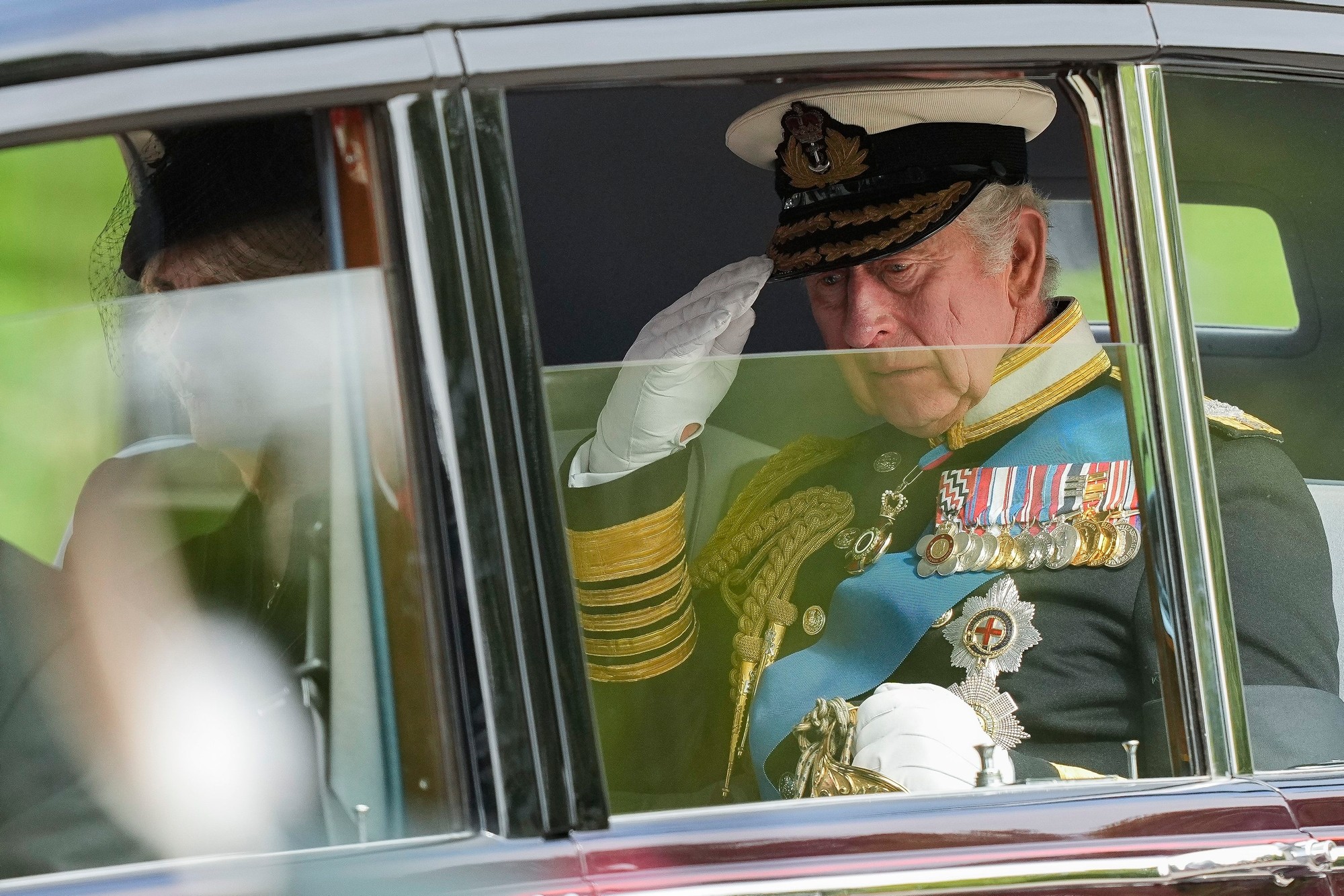 Kráľ Karol III. počas štátneho pohrebu so zosnulou panovníčkou. 