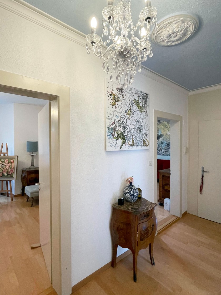 La designer a aussi investi beaucoup de temps dans les couleurs des murs afin de mettre davantage en valeur ses peintures. 