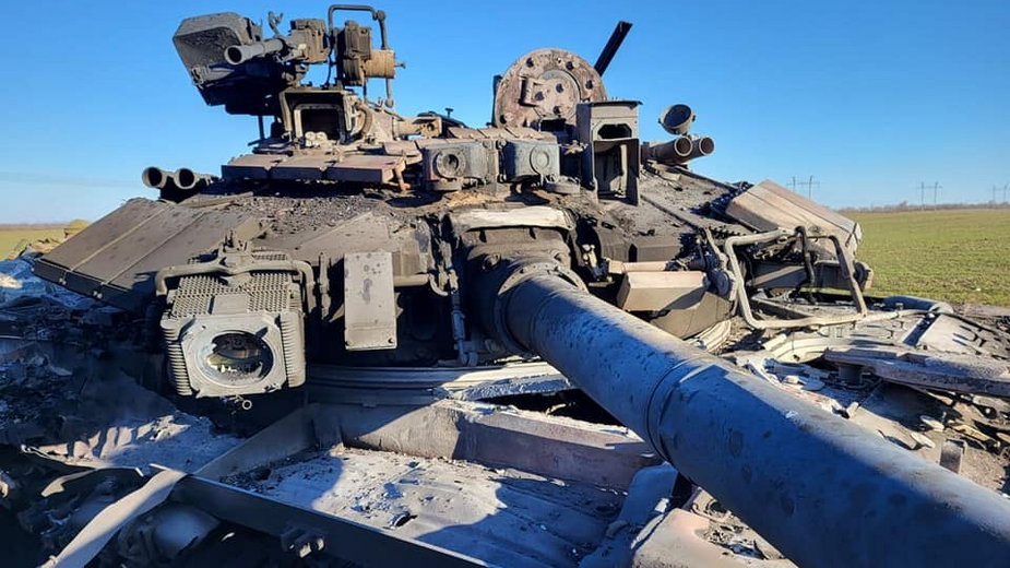 Zniszczony rosyjski czołg T-90 w Ukrainie