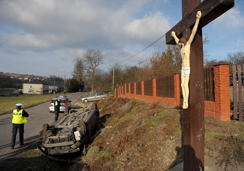 Matka z dziećmi dachowała autem