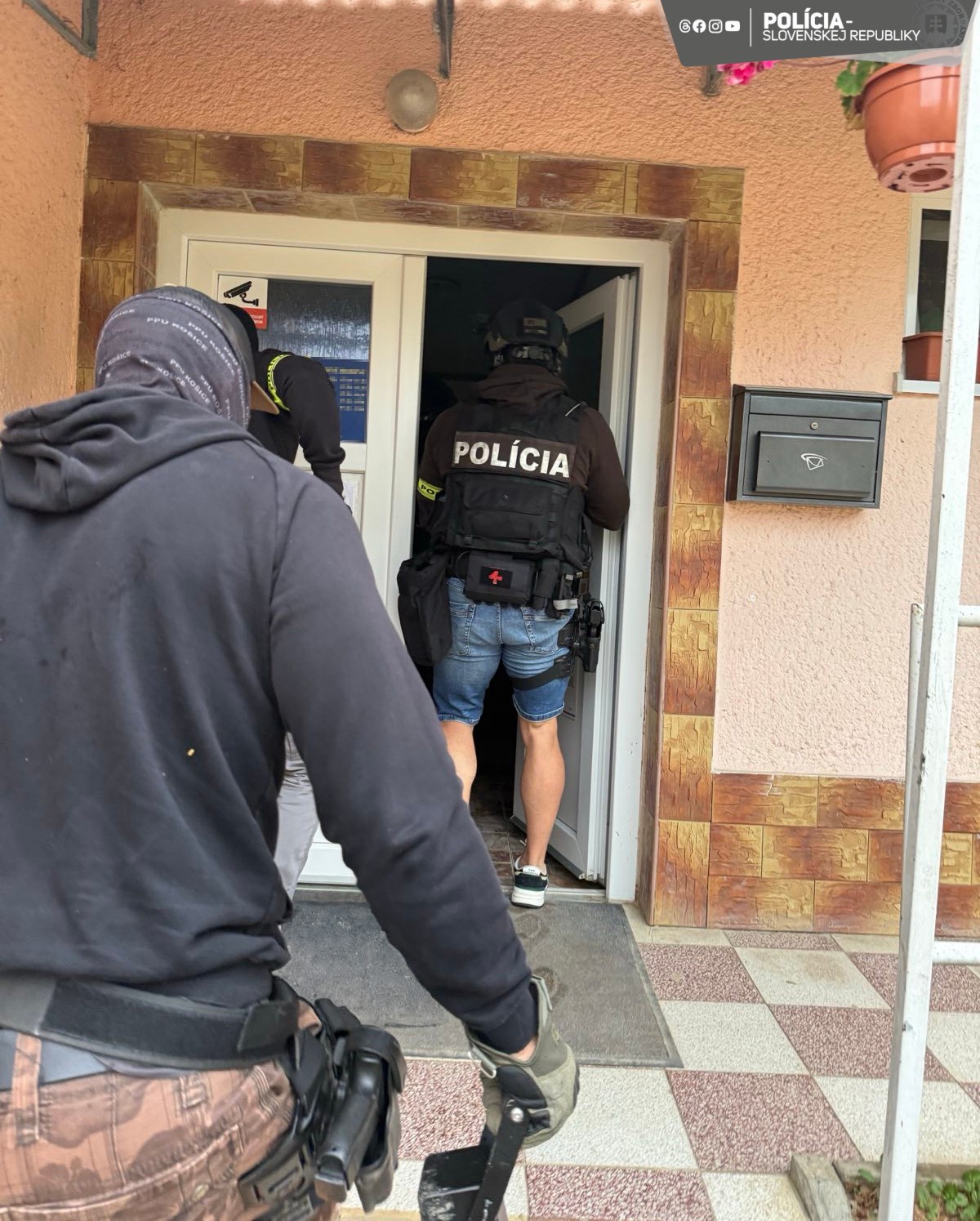 Muž si mal vypýtať úplatok 92 500 eur, zadržali ho priamo v kancelárii.