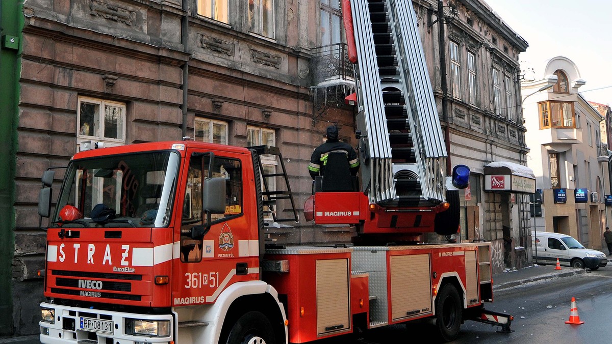 Zarzut przyjęcia 12 tys. zł łapówek postawił w piątek prokurator lubelskiemu komendantowi wojewódzkiemu Państwowej Straży Pożarnej Tadeuszowi D. O pomocnictwo w korupcji podejrzany jest też inny emerytowany oficer tej jednostki - Ryszard S.