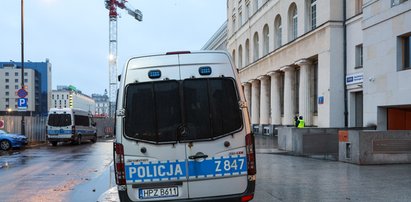 Kuriozalne scen przed budynkiem TVP. Poseł Ozdoba złapał człowieka na ulicy