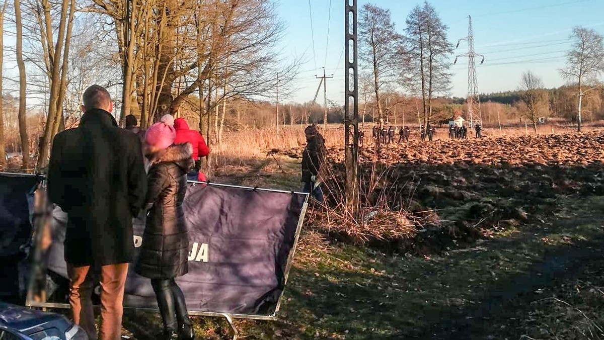 Makabrycznego odkrycia dokonał wczoraj przypadkowy przechodzień w miejscowości Witoszyn. Zaledwie kilka godzin później policjanci zatrzymali 19-letniego syna zmarłego mężczyzny. - Najprawdopodobniej mamy tutaj do czynienia z zabójstwem - mówi Onetowi rzecznik lubuskiej policji.