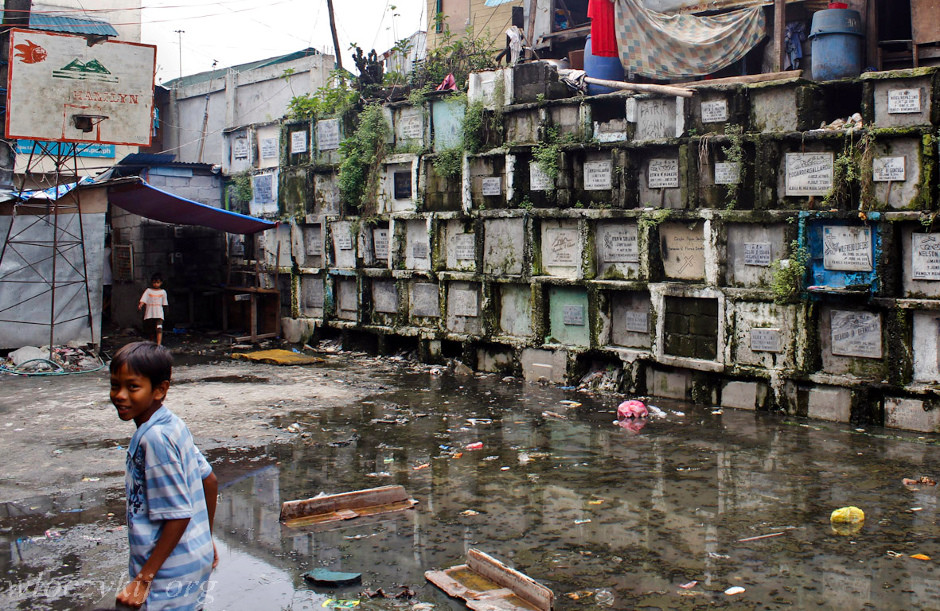 Życie na cmentarzu Navotas w Manili
