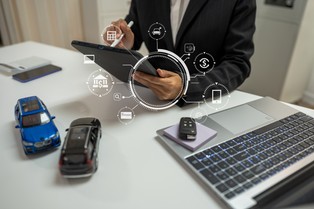 Elektryk, hybryda czy klasyczny napęd? Jak firmy naprawdę podejmują dziś decyzje flotowe