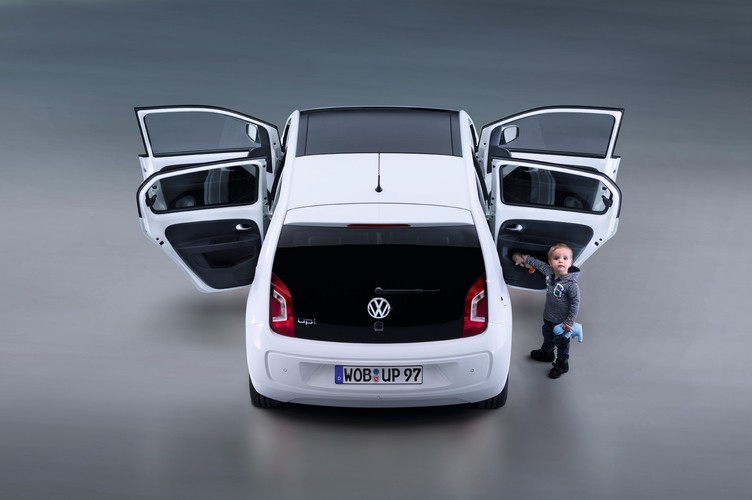 Volkswagen up! 5d jest krótszy od nowego fiata - ma 3,54 m długości (wymiary auta są takie same jak wersji 3d). Szerokość identyczna jak pandy - 1,64 m. Rozstaw osi nowego modelu to 2,42 m. Od asfaltu po czubek dachu jest 1,48 metra