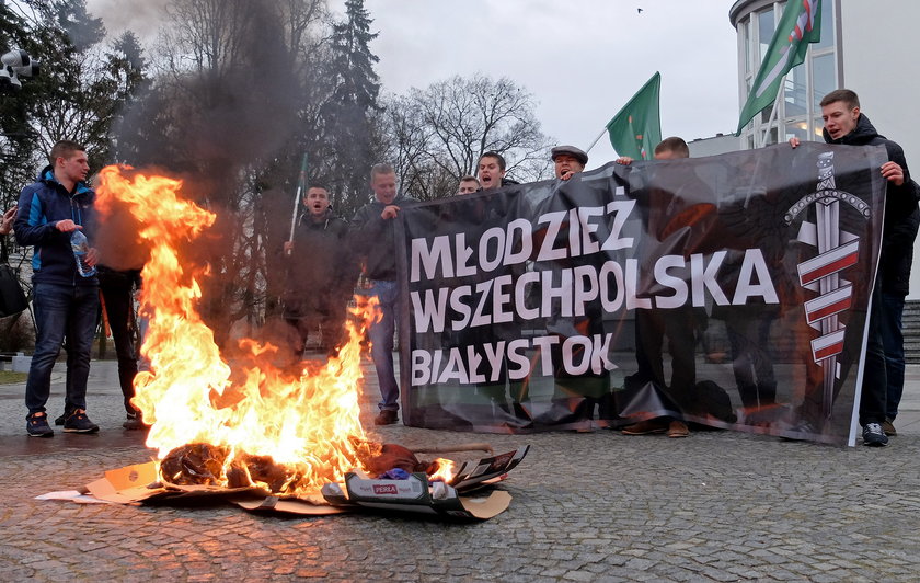Protest Młodzieży Wszechpolskiej w Białymstoku odbył się w związku z atakami terrorystycznymi w Brukseli 22 marca 2016.