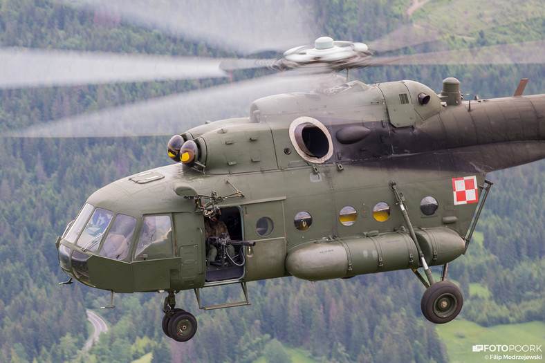 Mil Mi-17 należący do 25. Brygady Kawalerii Powietrznej w trakcie szkolenia górskiego w Tatrach razem z śmigłowcami Mi-24 z 56