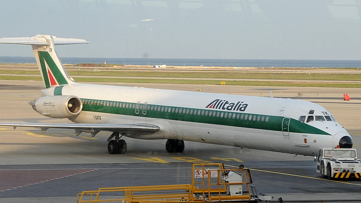 Włoskie linie Alitalia - kolejny raz w swojej historii - stanęły na skraju bankructwa. Przewoźnik obecnie traci każdego dnia ponad 600 tysięcy euro (ponad 2,5 mln zł).