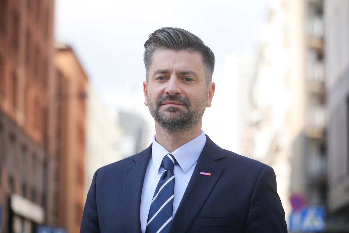 Wiceminister sprawiedliwości Krzysztof Śmiszek przed siedzibą Polskiej Agencji Prasowej w Warszawie