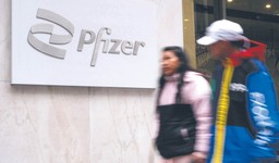 Dziwne umowy Pfizera na sprzedaż szczepionek. Gra toczy się o 6 mld zł