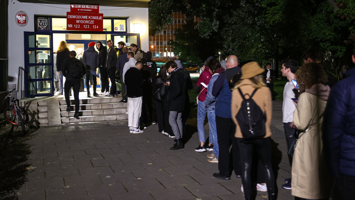 Krytyczna sytuacja w polskim mieście. Urząd dowozi dodatkowe karty i urny [ZDJĘCIA]