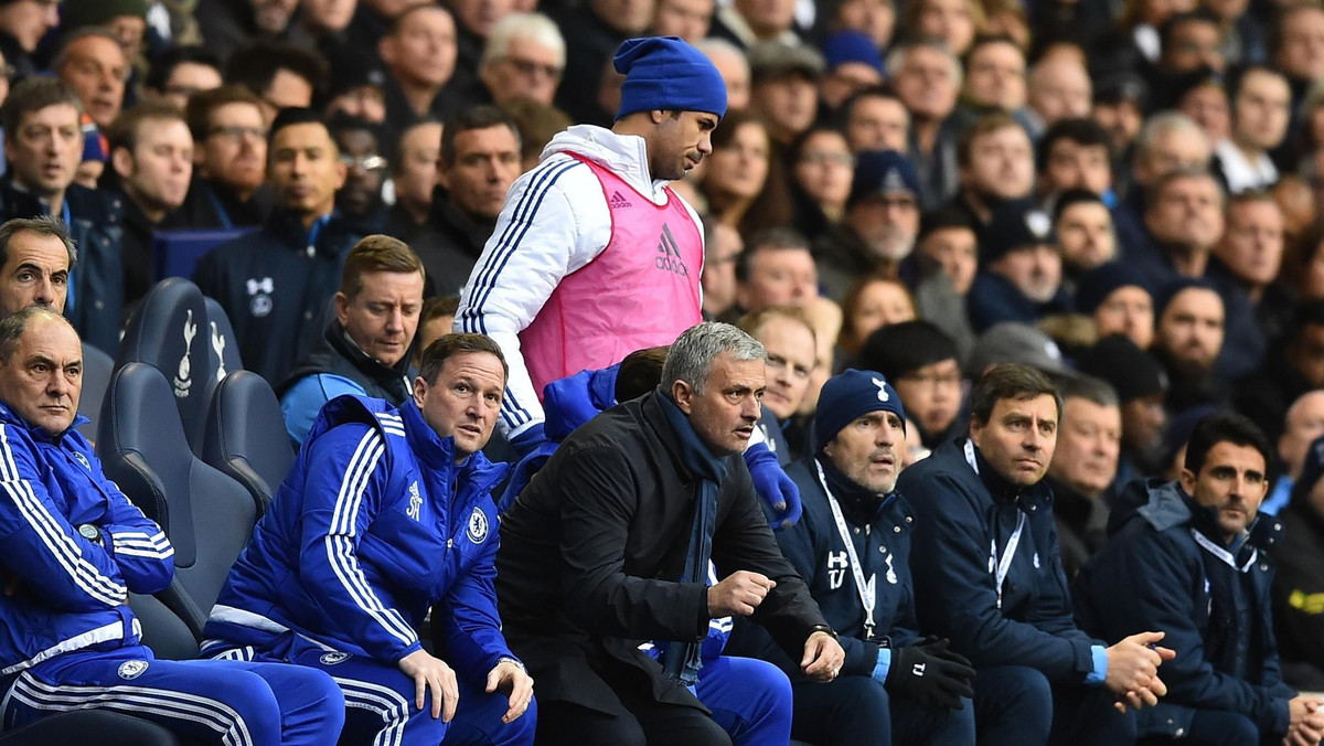 Diego Costa w ostatnim ligowym meczu Chelsea przeciwko Tottenhamowi usiadł na ławce rezerwowych i nie był z tego powodu zadowolony, co zamanifestował rzuceniem znacznika w kierunku menedżera Jose Mourinho i jego asystenta Steve'a Hollanda. Po meczu Portugalczyk mówił, że tak późne odstawienie hiszpańskiego pomocnika było "przywilejem".