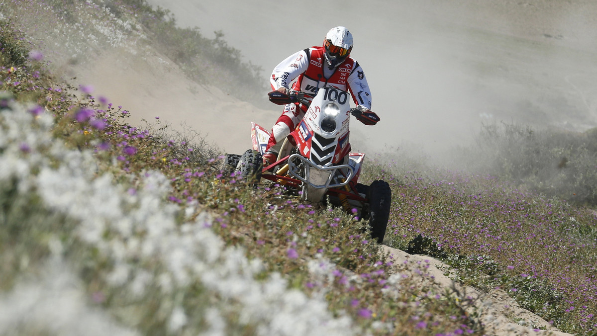 Po zwycięstwie w prologu oraz na drugim etapie, Rafał Sonik okazał się najszybszy również na czwartym odcinku specjalnym Atacama Rally. Liderem pozostał Ignacio Casale, ale Polak jest już tylko o krok od znacznie ważniejszego celu, niż zwycięstwo w tych zawodach – czwartego Pucharu Świata FIM.