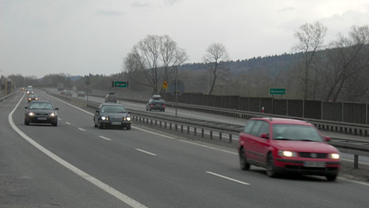 Dziś zostaną podpisane dwie umowy na budowę zakopianki. Chodzi o odcinek z Lubnia do Naprawy oraz z Naprawy do Skomielnej Białej. Ten drugi odcinek zakłada budowę tunelu. Łącznie powstać ma blisko 16 kilometrów nowej trasy, a pierwsze jej fragmenty mają być gotowe za 2,5 roku.