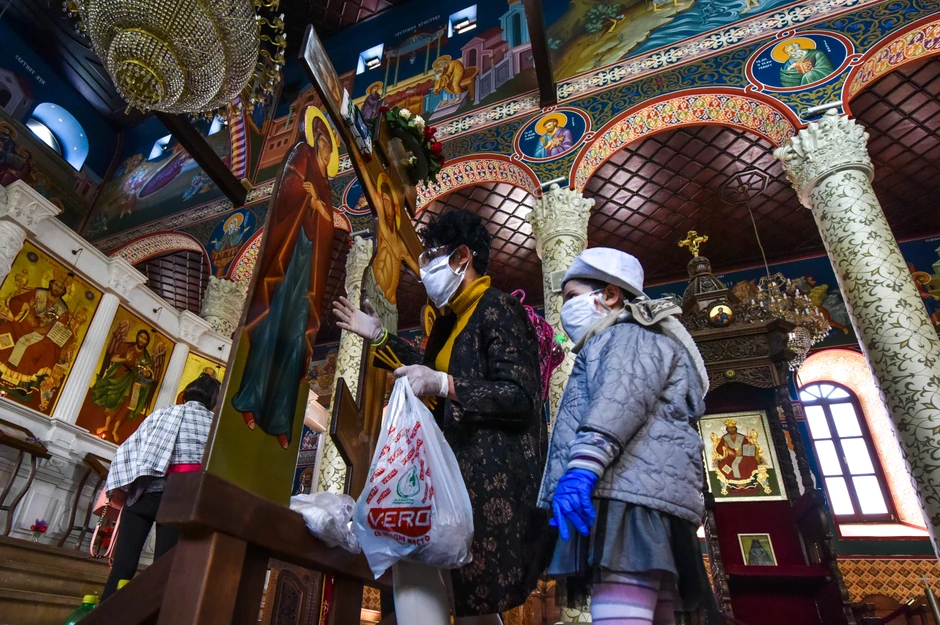 Većina vernika je nosila maske na Veliki petak