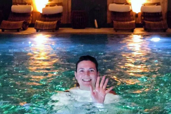 MILICA MILŠA U 56. GODINI U KUPAĆEM Brčka se u hotelu: Napustila Beograd, pa se oglasila