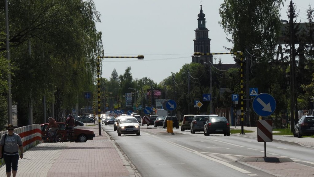 Rozpoczęła się przebudowa ulicy Dąbrowskiego w Poznaniu. Łatwego życia nie mają również kierowcy mieszkający poza granicami stolicy Wielkopolski. W Skórzewie rozpoczął się remont ulicy Poznańskiej, a w Rokietnicy drogowcy rozkopali ulicę Kierską. Natomiast w Borkowicach, w gminie Mosina trwa rozbiórka mostu.