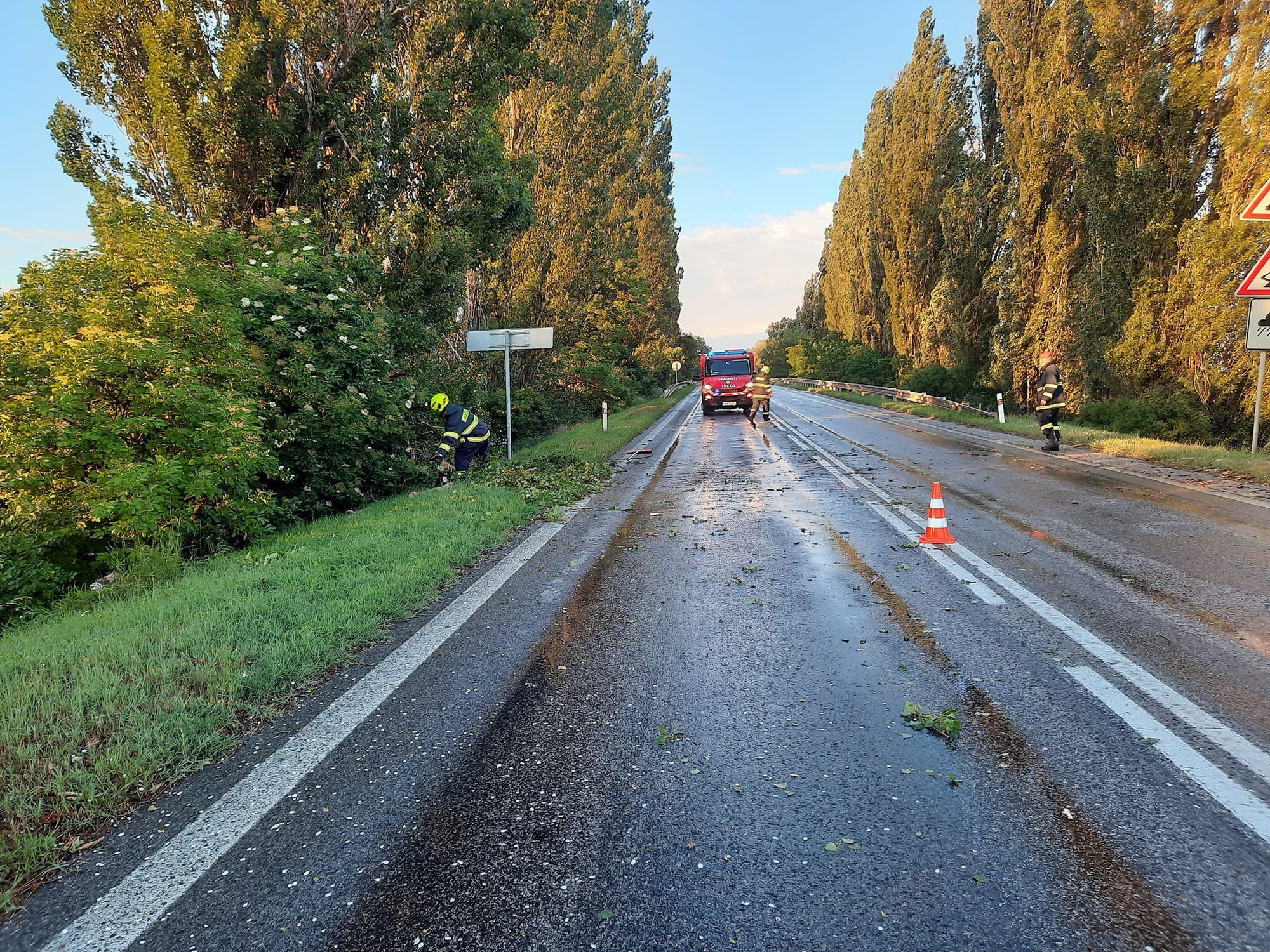 Členovia DHZ Madunice odstraňujú škody po búrke. 