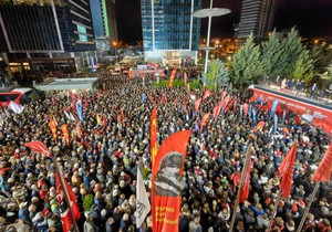 Pristalice CHP ispred sedišta stranke u Ankari 22. maja u znak podrške Ozguru Ozelu