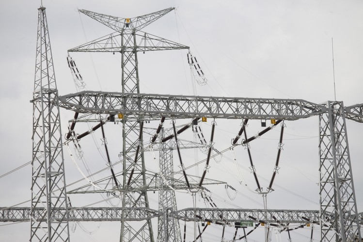 Prezes Polskich Sieci Elektroenergetycznych Henryk Majchrzak mówił podczas uroczystego otwarcia stacji, że ma ona wymiar międzynarodowy i wpisuje się w ideę unii energetycznej. Dodał, że zgodnie z planem do 2020 roku Polska osiągnie 10-procentowy wskaźnik możliwości wymiany mocy z sąsiadami. <br> <br>fot. (zuz) PAP/Artur Reszko