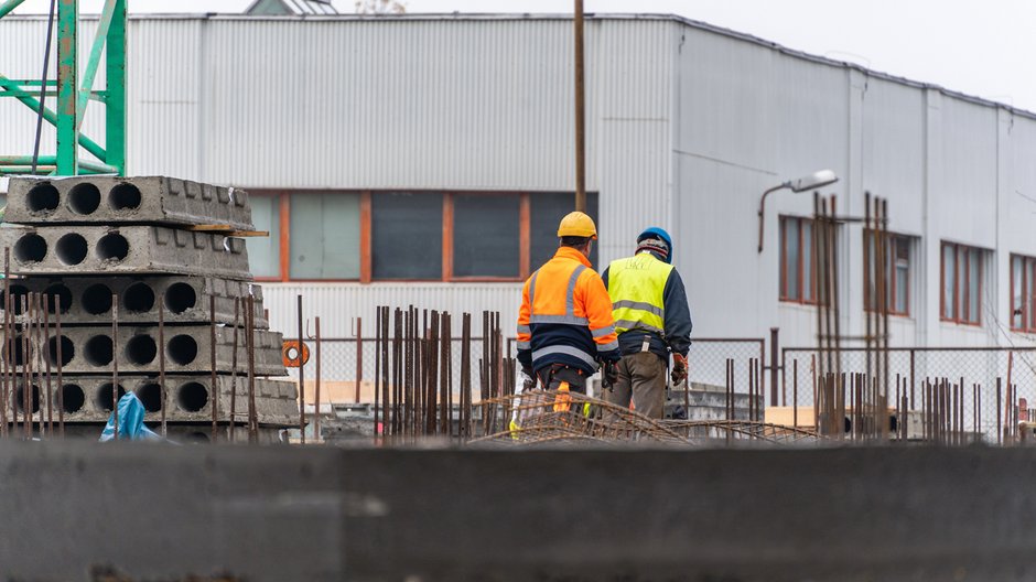 Czarne chmury zbierają się nad  sektorami produkcji, handlu, budownictwa i usług. Tutaj zwolnienia będą dotyczyły odpowiednio 34 proc., 27 proc., 25 proc. i 21 proc. firm