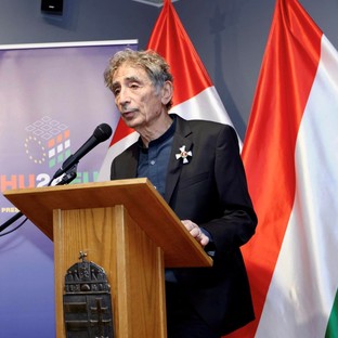 A világhírű orvos, Máté Gábor a Magyar Érdemrend tisztikeresztjét vehette át