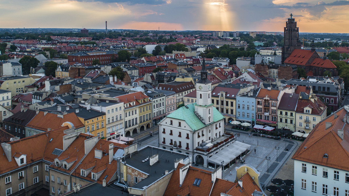 Projekt przebudowy jednej z głównych ulic Gliwic, zakładający likwidację wydzielonego torowiska tramwajowego, zamówił samorząd tego miasta. Gliwice, które przed 10 laty zrezygnowały z tramwajów, zwężą również samą arterię prowadzącą w kierunku sąsiedniego Zabrza.