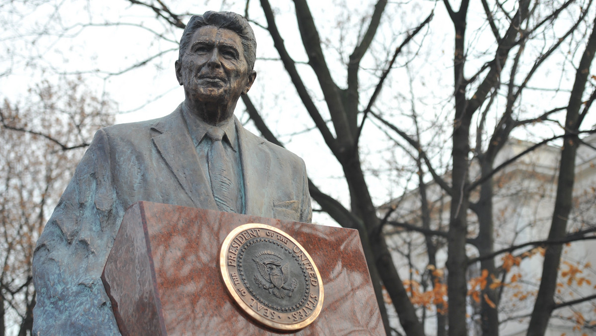 W Alejach Ujazdowskich niedaleko ambasady Stanów Zjednoczonych i Sejmu odsłonięto pomnik byłego prezydenta Stanów Zjednoczonych, zmarłego w 2004 roku. Obecny na uroczystości odsłonięcia monumentu był m.in. Lech Wałęsa.