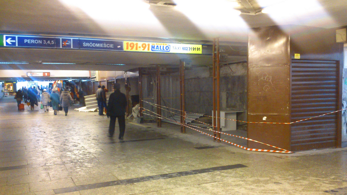Jeszcze niedawno przechodzący tunelem kolejowym w stronę ruchomych schodów w Gdańsku Głównym mogli potknąć się o stojaki z majtkami, brokatowymi bluzkami i szalikami Lechii wystające z rozbudowanych boksów handlowych. Wraz z początkiem roku zmieniły się warunki umowy PKP PLK z dzierżawcą boksów. Stoiska są właśnie likwidowane. W połowie roku powinien się rozpocząć remont tunelu.