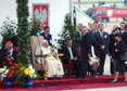 Jan Paweł II obok prezydenta Aleksandra Kwaśniewskiego i podchodzącego premiera Leszka Millera