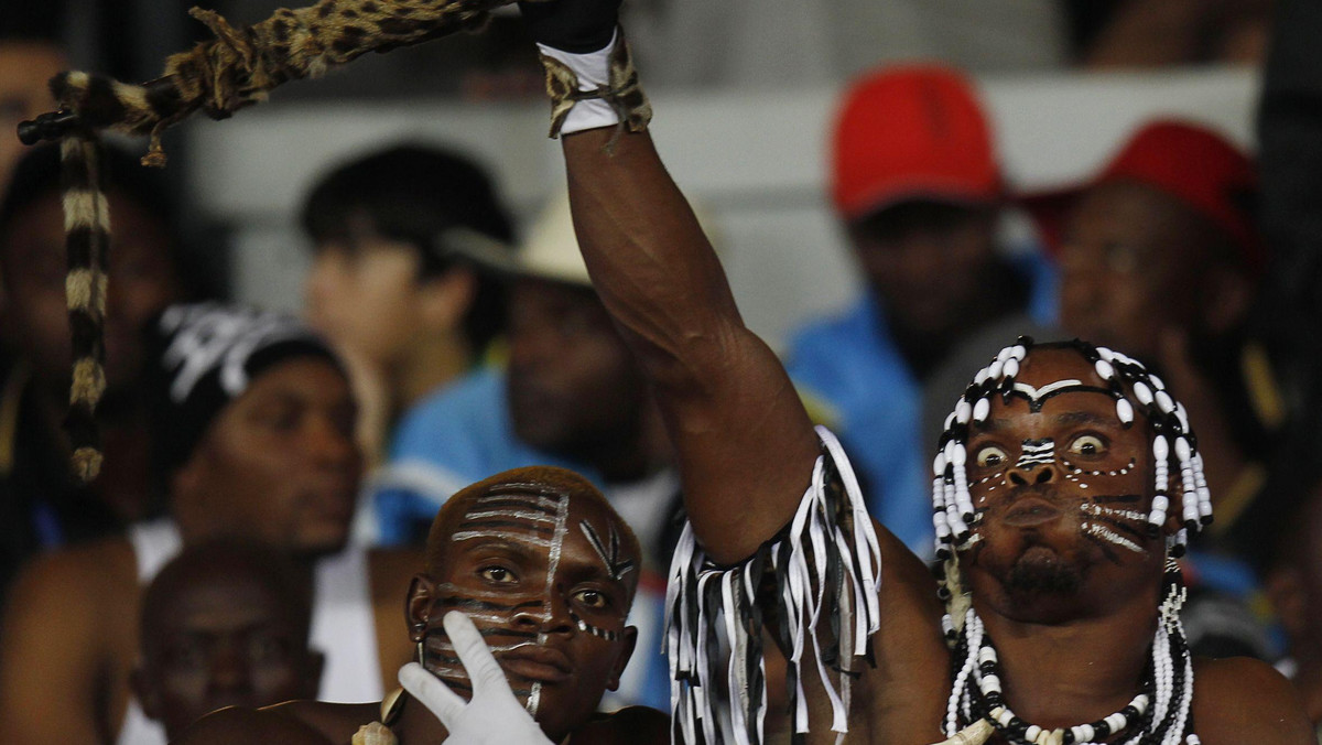 Nie byłoby TP Mazembe w finale Klubowych Mistrzostw Świata, gdyby nie Moise Katumbi Chapwe i... polscy mnisi. To właśnie misjonarze z naszego kraju w 1939 roku założyli "Tout Puissant Mazembe". Katumbi sprawił natomiast, że w siedem lat po zakończeniu wojny domowej o drużynie z Demokratycznej Republiki Konga usłyszał cały świat. W Afryce zastanawiają się, czy porównywać go do Romana Abramowicza, czy może raczej do Baracka Obamy.