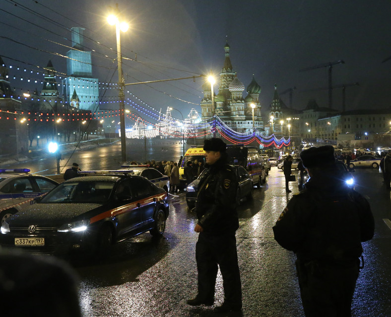 El lugar de la muerte del Kremlin Boris Nemtsov está al fondo. 
