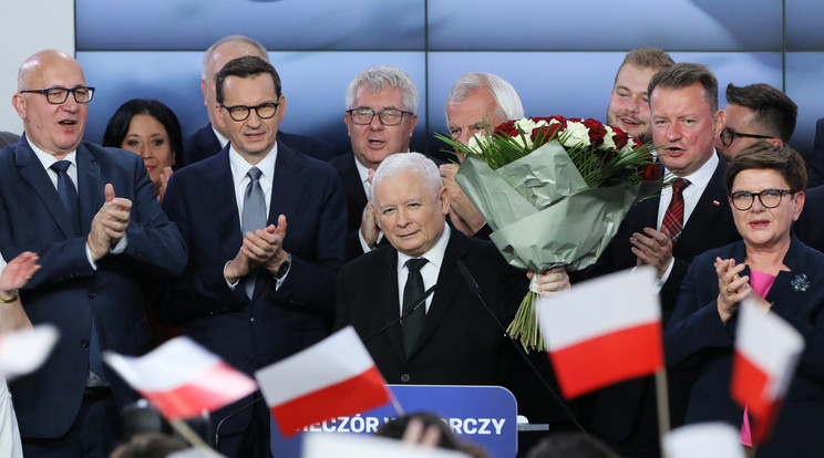 Jaroslaw Kaczynski lengyel miniszterelnök-helyettes, a Jog és Igazságosság Pártjának (PiS) elnöke szól támogatóihoz, a háttérben Mateusz Morawiecki miniszterelnök (b3) a lengyel parlamenti választások eredményváróján Varsóban 2023. október 15-én. A szavazók kikérdezésén alapuló közvélemény-kutatások szerint a PiS a voksok 36,8 százalékának megszerzésével győzött / Fotó: MTI/EPA/PAP/Pawel Supernak