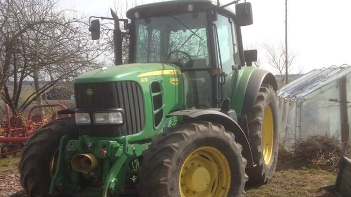 Ciągnik rolniczy marki John Deere skradziono w Rogozińcu w nocy z soboty na niedzielę. Nagrania z monitoringu wskazują, że złodziei było co najmniej dwóch. Właściciel - pan Leszek, wyznaczył gigantyczną nagrodę dla osoby, która pomoże w jego odnalezieniu. Jak tłumaczy, maszyna jest mu bardzo potrzebna, a jej wartość sięga 250 tysięcy złotych. Za pomoc w odzyskaniu maszyny gotów jest zapłacić 100 tysięcy złotych. Nawet... złodziejowi.