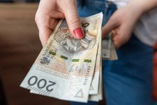 Waloryzacja emerytur 2026. Oficjalny wskaźnik wyższy od założeń. Sprawdź nowe stawki brutto i netto. Tyle dostaniesz na rękę"