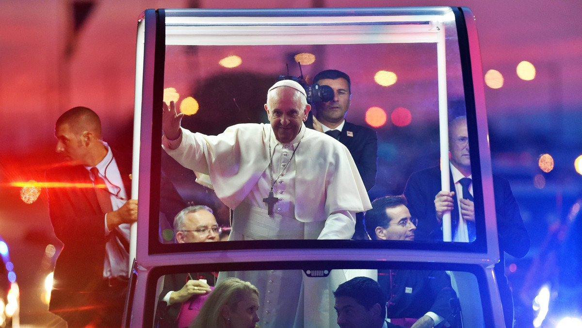Wczoraj wieczorem w Filadelfii papież Franciszek wziął udział w modlitewnym czuwaniu z okazji Światowego Spotkania Rodzin. Powiedział, że rodziny są świadkami prawdy, dobroci i piękna - choć czasami, przeżywają też trudne chwile. - Czasem latają talerze, a dzieci przyprawiają o ból głowy - zauważył.