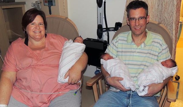 426138_april-and-brad-dooley-holding-their-newly-born-identical-triplets-from-left-to-right-patrick-owen-and-liam-ap