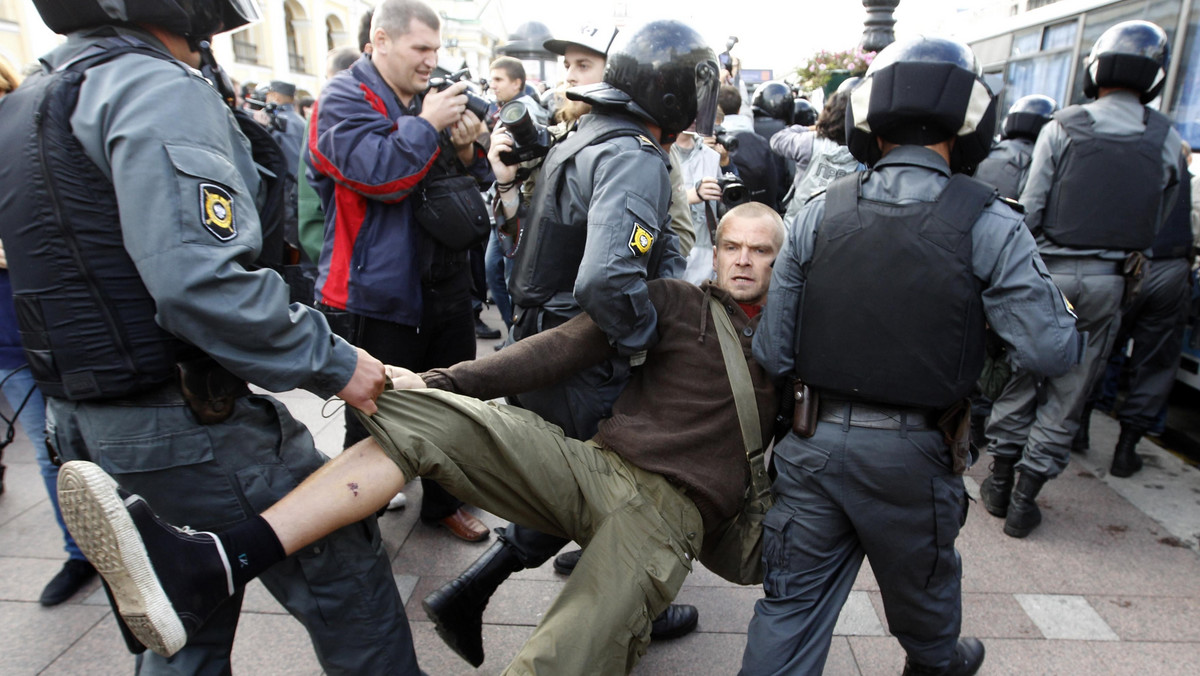 Policja zatrzymała dzisiaj w Moskwie i Petersburgu kilkudziesięciu radykalnych opozycjonistów, którzy próbowali zorganizować w tych miastach demonstracje przeciwko polityce Kremla. Manifestacje stronników nacjonalistycznej Innej Rosji, lewackiego Frontu Lewicowego i innych radykalnych formacji miały mieć formę "siedzącego protestu". Policjanci brutalnie zatrzymywali wszystkich, którzy usiłowali włączyć się do tych akcji.