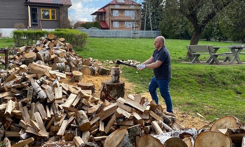 Paweł Kowal odreagowuje rąbiąc drewno.