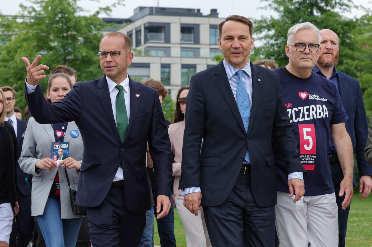 Kampania wyborcza do Parlamentu Europejskiego 2024. Minister spraw zagranicznych RP Radosław Sikorski i kandydat w wyborach do PE, poseł KO Michał Szczerba w drodze na konferencję przy Pomniku Syreny w Warszawie