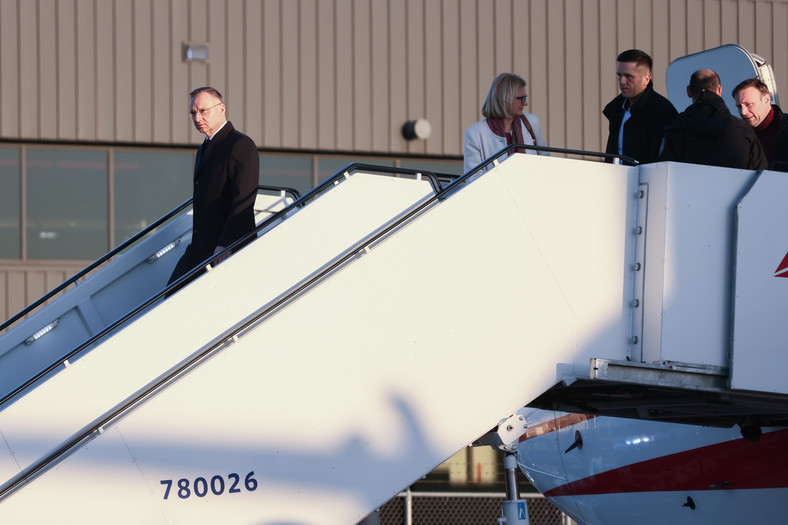 Prezydent Andrzej Duda po wylądowaniu na lotnisku w Waszyngtonie