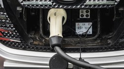 Udział elektryków w sprzedaży aut będzie rósł, ale jest jeden problem