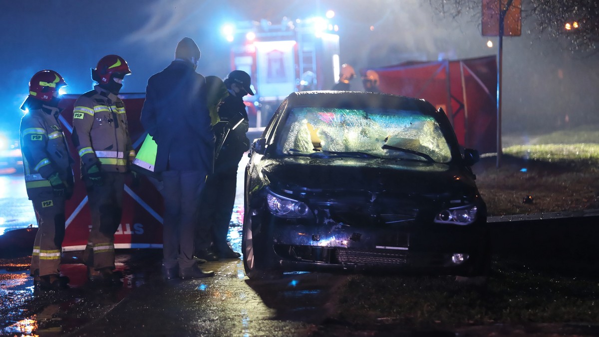 Złaków Kościelny: samochód osobowy wjechał w kondukt pogrzebowy