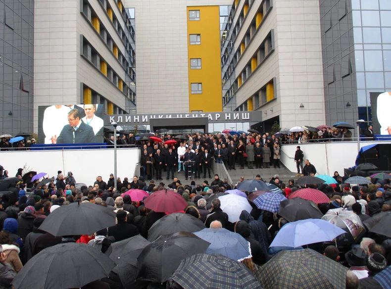 Vučić drži govor pred novim KC Niš 