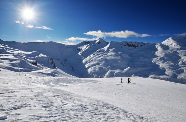 Livigno - Długie, bardzo dobrze przygotowane stoki, pewny śnieg i nowoczesne wyciągi sprawiają, że tysiące turystów wybierają miasteczko za miejsce zimowego wypoczynku.