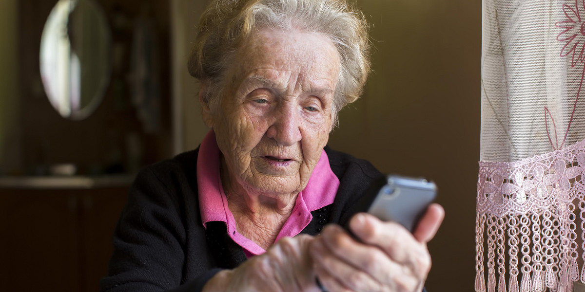 starsza pani korzysta z telefonu