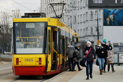 COVID-19 w cieniu, ale nie zniknął. Wojna niesie inne zagrożenia