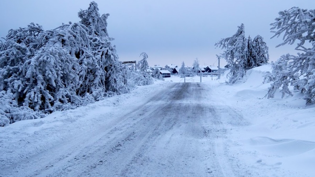 Noc z czwartku na piątek na Podhalu była najzimniejsza od wielu lat. W wielu miejscowościach temperatura spadła poniżej 30. stopni mrozu. Najzimniej, minus 36 st. Celsjusza było nad ranem w Jabłonce na Orawie.